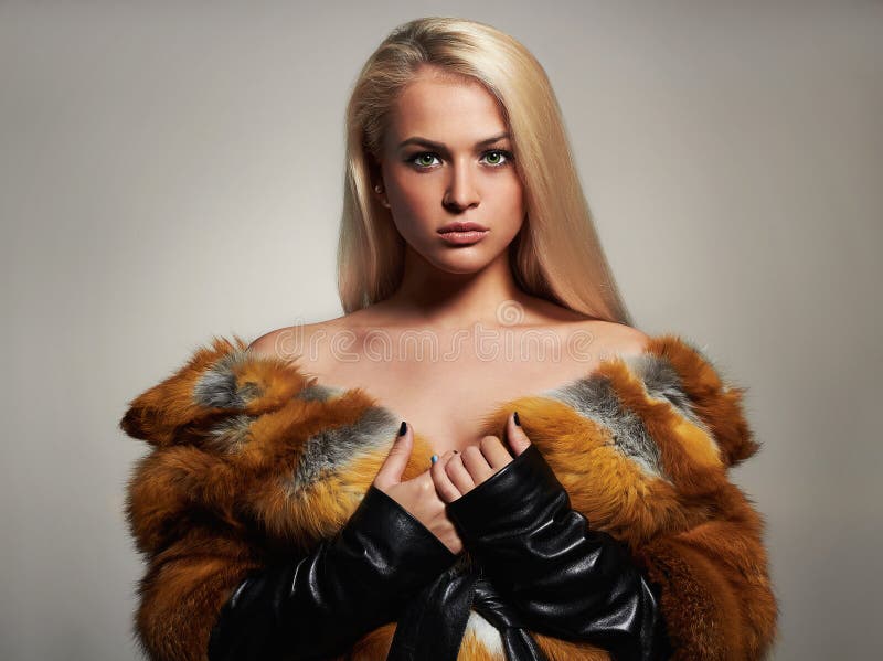 Zimy kobieta w Luksusowym Futerkowym żakiecie Piękno mody modela dziewczyna zdjęcie stock Zimy kobieta w Luksusowym Futerkowym żakiecie Piękno mody modela dziewczyna zdjęcie stock