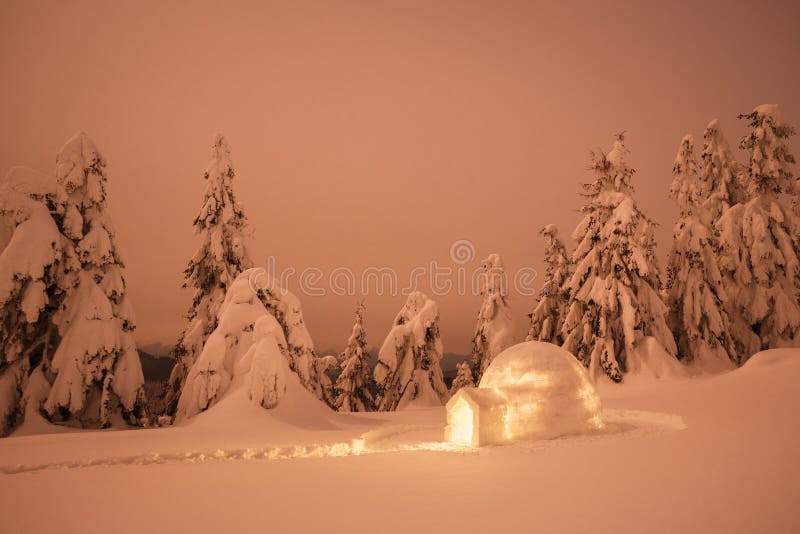 Zimy nocy krajobraz z śnieżnym igloo zdjęcia stock Zimy nocy krajobraz z śnieżnym igloo zdjęcia stock