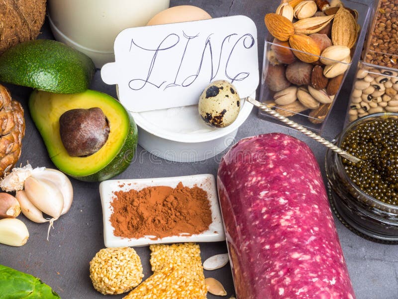 Zinco, ingredientes ou produtos da inscrição contendo o zinco e a fibra dietética na placa cinzenta, fontes naturais de minerais imagens de stock royalty free Zinco, ingredientes ou produtos da inscrição contendo o zinco e a fibra dietética na placa cinzenta, fontes naturais de minerais imagens de stock royalty free