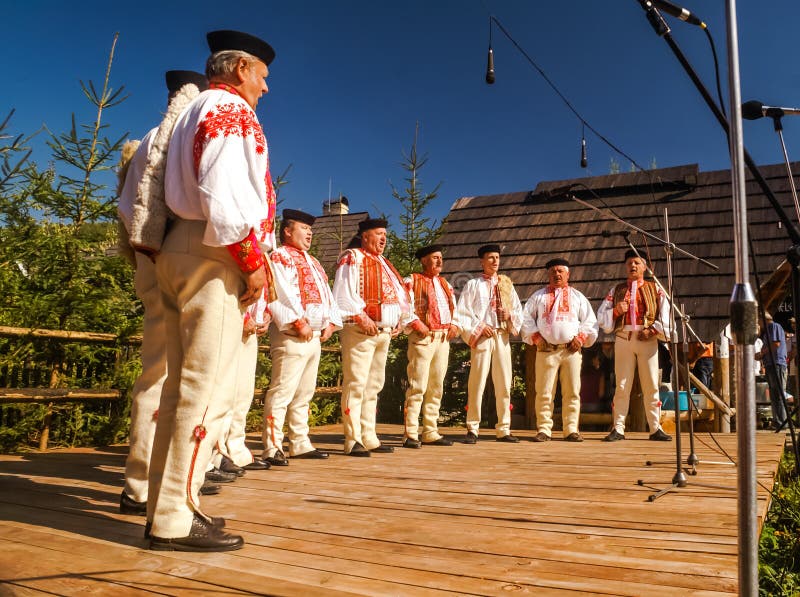 Zingende Mensen Bij Volksfestival In Slowakije ...