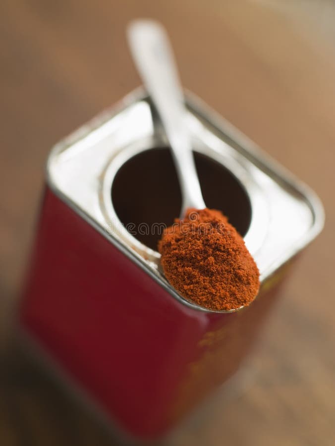 Zinn des geräucherten Paprika-Puders lizenzfreie stockbilder Zinn des geräucherten Paprika-Puders lizenzfreie stockbilder
