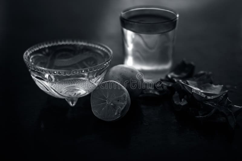 Ziołowa detoksylująca aloe vera mrożona herbata w dużej przezroczystej szklance z całymi składnikami, które są liśćmi pomarańczowo zdjęcie stock