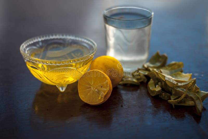 Ziołowa detoksylująca aloe vera mrożona herbata w dużej przezroczystej szklance z całymi składnikami, które są liśćmi pomarańczowo obraz stock