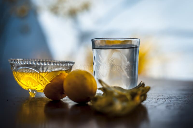 Ziołowa detoksylująca aloe vera mrożona herbata w dużej przezroczystej szklance z całymi składnikami, które są liśćmi pomarańczowo obrazy stock