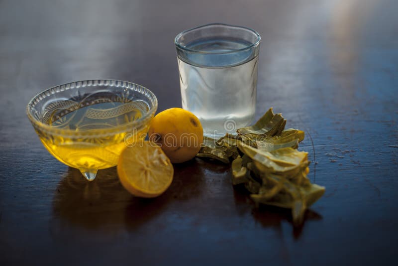 Ziołowa detoksylująca aloe vera mrożona herbata w dużej przezroczystej szklance z całymi składnikami, które są liśćmi pomarańczowo obraz stock