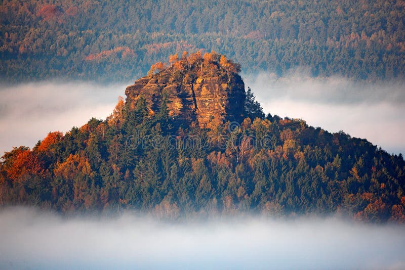 Zirkelstein avec des arbres d'automne dans le brouillard opacifie, les vagues de blanc, matin brumeux dans une vallée de chute de photos stock Zirkelstein avec des arbres d'automne dans le brouillard opacifie, les vagues de blanc, matin brumeux dans une vallée de chute de photos stock