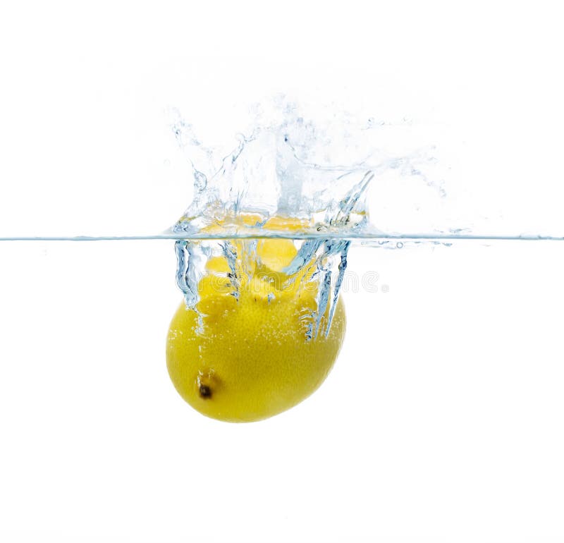 Zitrone, die in Wasser mit Spritzen fällt oder eintaucht lizenzfreie stockfotografie