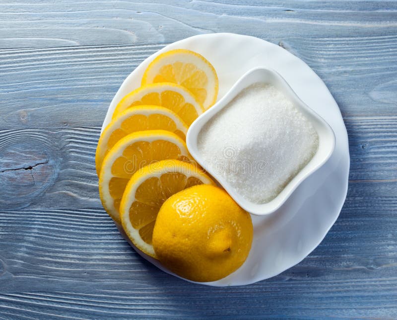 Zitrone mit Zucker stockfoto. Bild von frische, geschnitten - 78149274