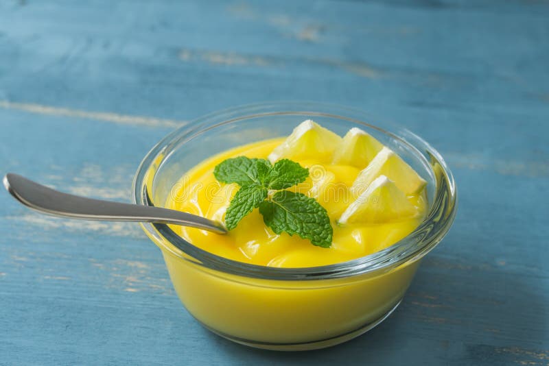 Zitronenklumpen Zitronenpudding oder in einer Glasschüssel serviert mit tadellosen Blades und geschnittenem Zitronenabschluß oben stockfotos