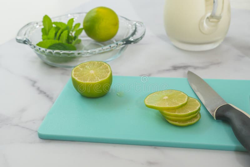Zitronenscheiben schließen auf Schneidebrett lizenzfreie stockfotografie