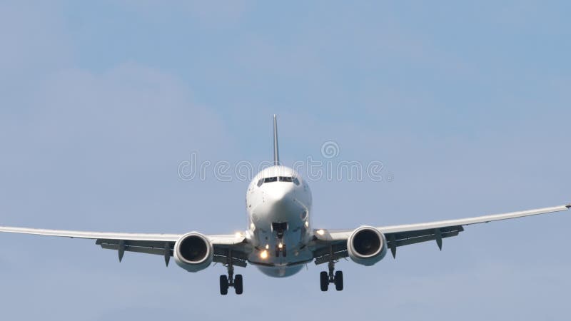 Zivilflugzeug nähert Landung stock video