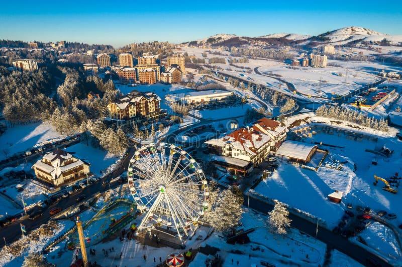 Zlatibor amuspark och lågt moln över zlatibor-berget vid vintersolnedgången serbia royaltyfri foto