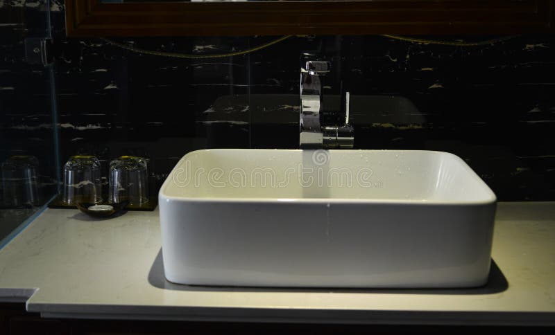 Zlew basenowy faucet w łazience obraz stock Zlew basenowy faucet w łazience obraz stock