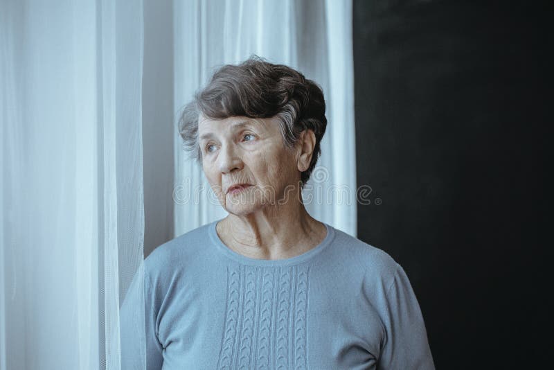 Zmartwiona babcia z Alzheimer ` s chorobą