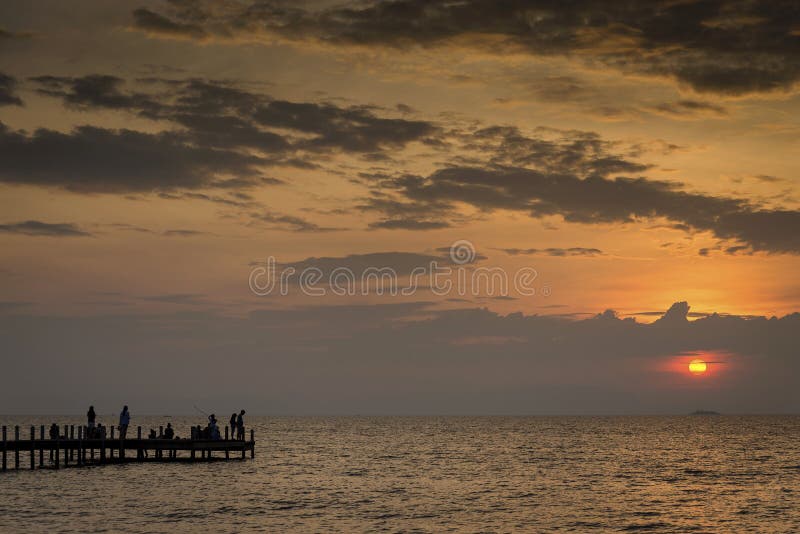 Zmierzch i molo w kep na Cambodia suniemy obrazy royalty free Zmierzch i molo w kep na Cambodia suniemy obrazy royalty free