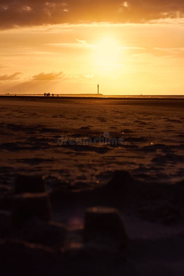 Zmierzch i panoramiczny widok seacoast. Piękny ciepły zmierzch i panoramiczny widok denny wybrzeże, piaskowata plaża i sylwetka miasteczko,