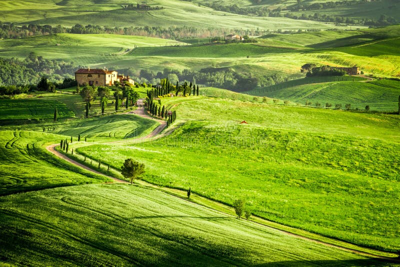 Zmierzch nad domem wiejskim w Tuscany lokalizował na wzgórzu obraz royalty free Zmierzch nad domem wiejskim w Tuscany lokalizował na wzgórzu obraz royalty free