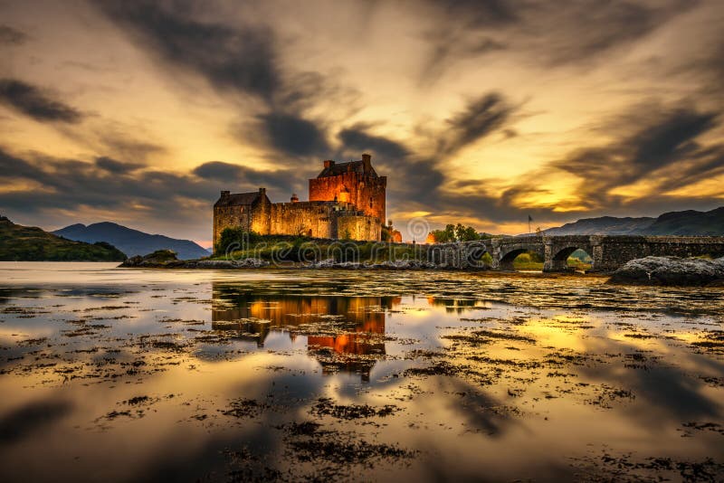 Zmierzch nad Eilean Donan kasztelem w Szkocja obrazy royalty free