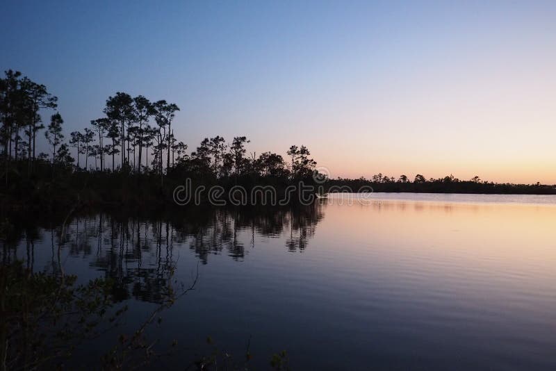 Zmierzch nad jeziorem sosnowym w everglades park narodowy florida. obraz stock