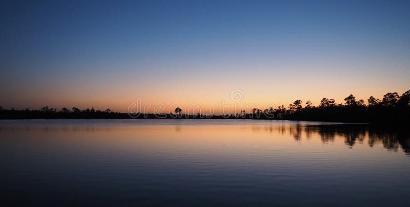 Zmierzch nad jeziorem sosnowym w everglades park narodowy florida. obrazy stock