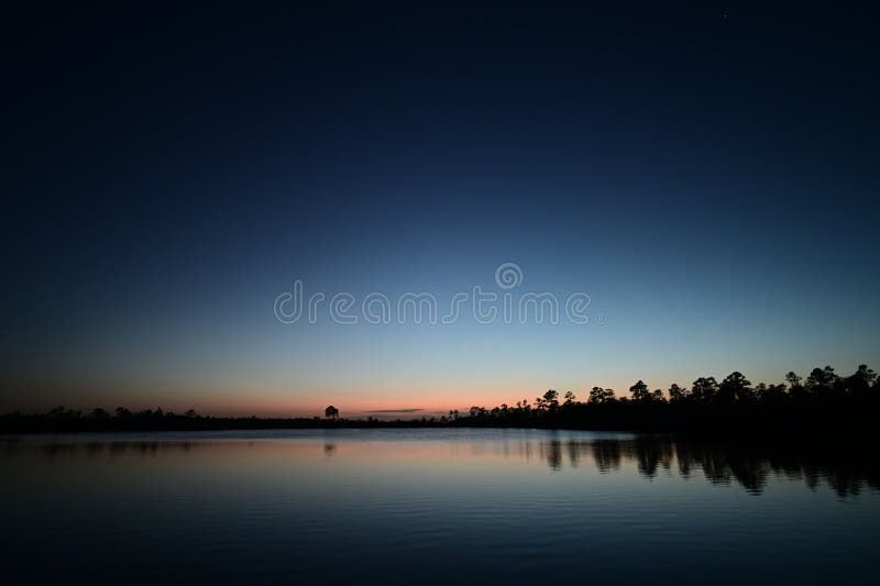 Zmierzch nad jeziorem sosnowym w everglades park narodowy florida. zdjęcie royalty free
