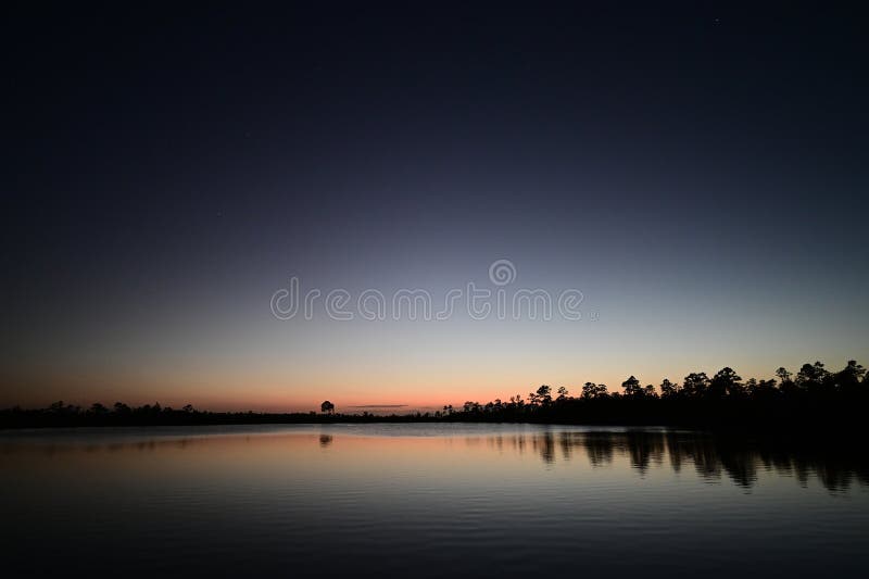 Zmierzch nad jeziorem sosnowym w everglades park narodowy florida. zdjęcia stock