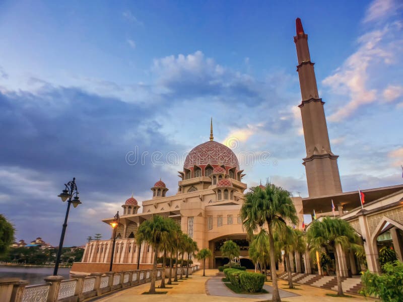 Zmierzch nad Putra meczetem w Putrajaya, Malezja zdjęcia stock Zmierzch nad Putra meczetem w Putrajaya, Malezja zdjęcia stock
