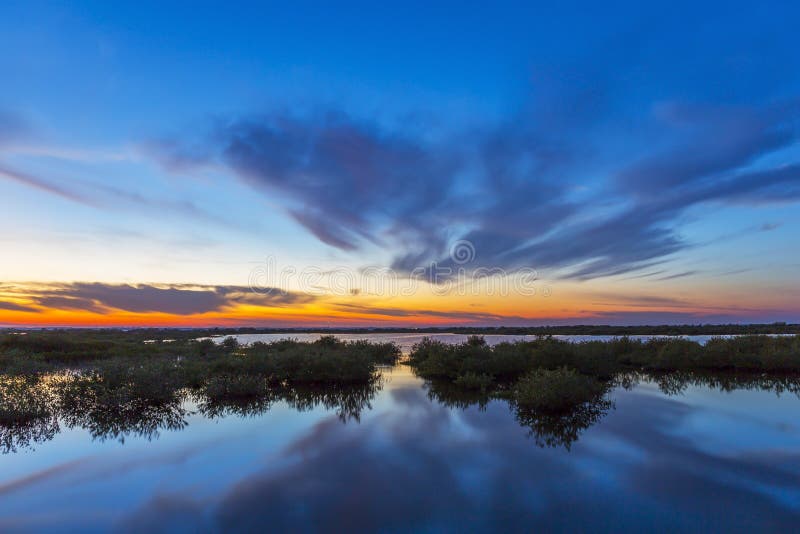 Zmierzch nad wodą - Merritt wyspy rezerwat dzikiej przyrody, Floryda