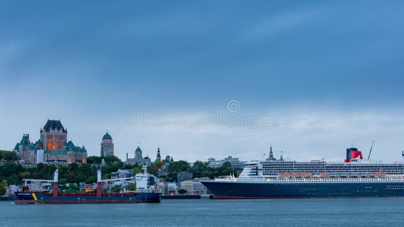 Zmierzch nocy timelapse Quebec miasta linia horyzontu z Fairmont Le chÃ¢teau Frontenac, Queen Mary 2 zbiory wideo