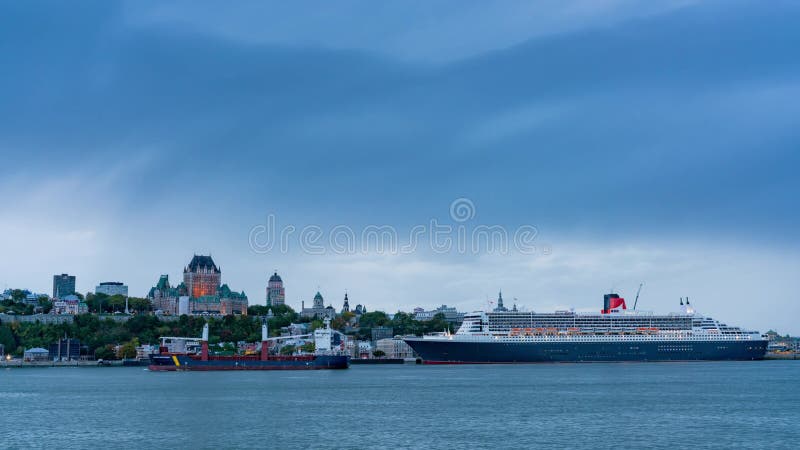 Zmierzch nocy timelapse Quebec miasta linia horyzontu z Fairmont Le chÃ¢teau Frontenac, Queen Mary 2 zbiory