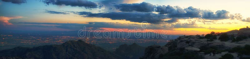 Zmierzch od Wiatrowego punktu visata, Mt Lemmon przy Coronado parkiem narodowym, Tucson AZ obraz royalty free Zmierzch od Wiatrowego punktu visata, Mt Lemmon przy Coronado parkiem narodowym, Tucson AZ obraz royalty free