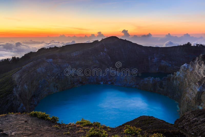 Zmierzch przy Kelimutu wulkanu kraterem na Flores wyspie Indonezja fotografia royalty free Zmierzch przy Kelimutu wulkanu kraterem na Flores wyspie Indonezja fotografia royalty free