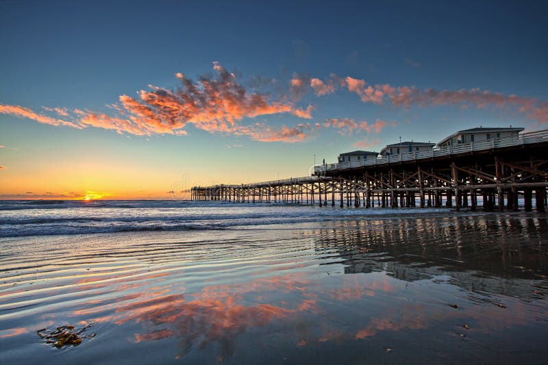 Zmierzch przy Krystalicznym molem w Pacyfik plaży, San Diego, Kalifornia obraz stock Zmierzch przy Krystalicznym molem w Pacyfik plaży, San Diego, Kalifornia obraz stock