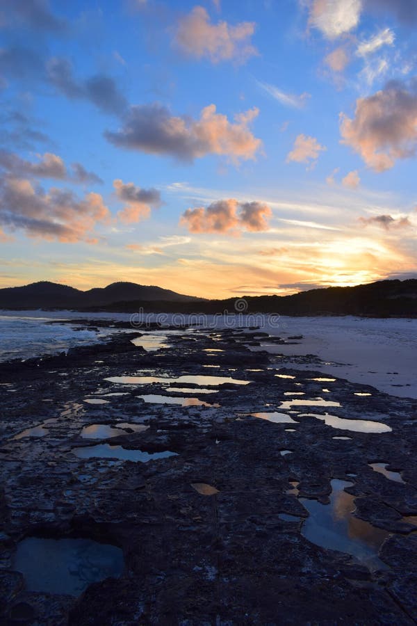 Zmierzch przy Życzliwą plażą, Tasmania, Australia fotografia stock Zmierzch przy Życzliwą plażą, Tasmania, Australia fotografia stock