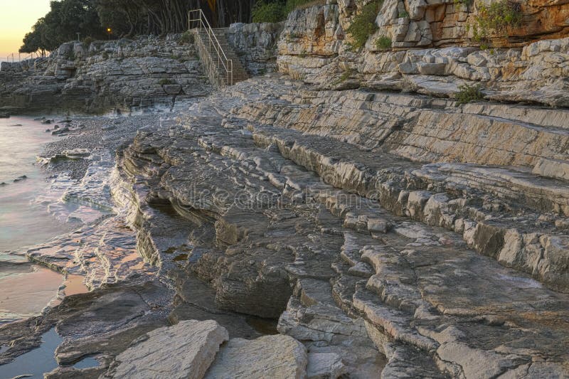 Zmierzch skalista plaża w Istria, Chorwacja HDR obraz stock Zmierzch skalista plaża w Istria, Chorwacja HDR obraz stock