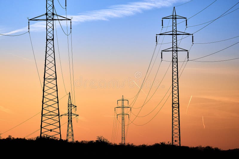 Zmierzch z sylwetką elektryczność linie energetyczne i pilon Południe Morawscy cesky krumlov republiki czech miasta średniowieczn zdjęcia stock Zmierzch z sylwetką elektryczność linie energetyczne i pilon Południe Morawscy cesky krumlov republiki czech miasta średniowieczn zdjęcia stock