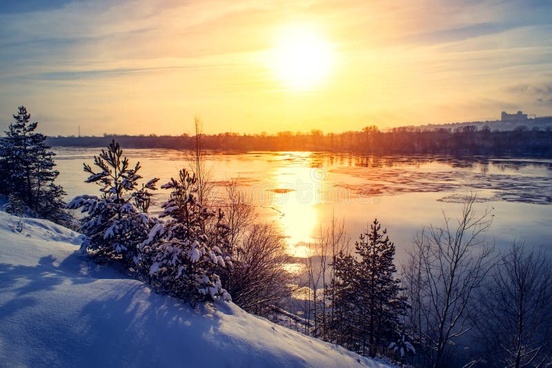 Zmierzch zimy śnieżnej natury horyzontu rzeczny krajobraz Zima zmierzchu śnieżny lasowy rzeczny widok Zmierzch zimy rzeki śnieg obraz stock