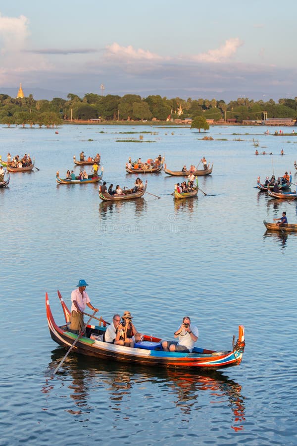 Zmierzchu krajobraz z łodziami blisko sławnego U Bein mosta blisko Mandalay w Myanmar zdjęcie royalty free Zmierzchu krajobraz z łodziami blisko sławnego U Bein mosta blisko Mandalay w Myanmar zdjęcie royalty free