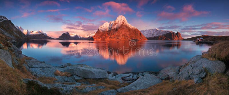 Zmierzchu lub wsch?d s?o?ca panoramiczny widok na osza?amiaj?co g?rach w Lofoten wyspach, Norwegia, g?ry wybrze?a krajobraz, Arkt obrazy royalty free Zmierzchu lub wsch?d s?o?ca panoramiczny widok na osza?amiaj?co g?rach w Lofoten wyspach, Norwegia, g?ry wybrze?a krajobraz, Arkt obrazy royalty free