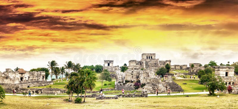 Zmierzchu niebo nad Tulum Majskimi ruinami - Meksyk zdjęcia royalty free Zmierzchu niebo nad Tulum Majskimi ruinami - Meksyk zdjęcia royalty free