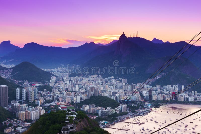 Zmierzchu widok Corcovado i Botafogo w Rio De Janeiro