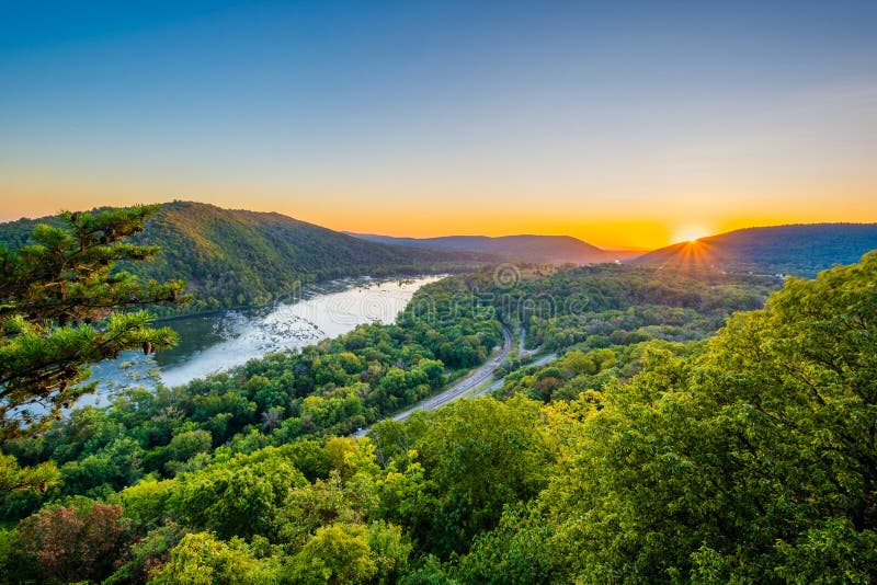 Zmierzchu widok Potomac rzeka od Weverton falez, pobliscy harfiarzi Przewozi, Zachodnia Virginia zdjęcie stock