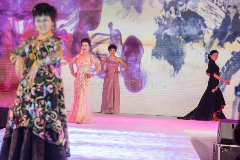 Zmodyfikowany kobiety cheongsam przedstawienie zdjęcie stock Zmodyfikowany kobiety cheongsam przedstawienie zdjęcie stock