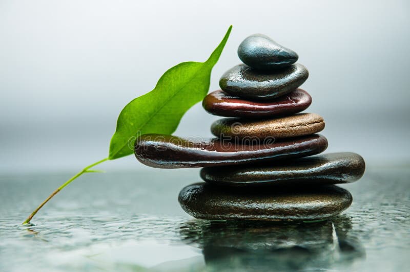 Zmrok lub czerń kołysamy na wodzie, relaksujemy, tło dla zdroju lub wellness terapii, zdjęcie stock Zmrok lub czerń kołysamy na wodzie, relaksujemy, tło dla zdroju lub wellness terapii, zdjęcie stock