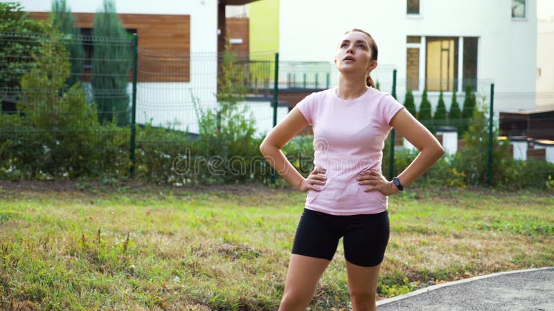 Zmęczony biegacz robi przerwę po joggingu na zewnątrz