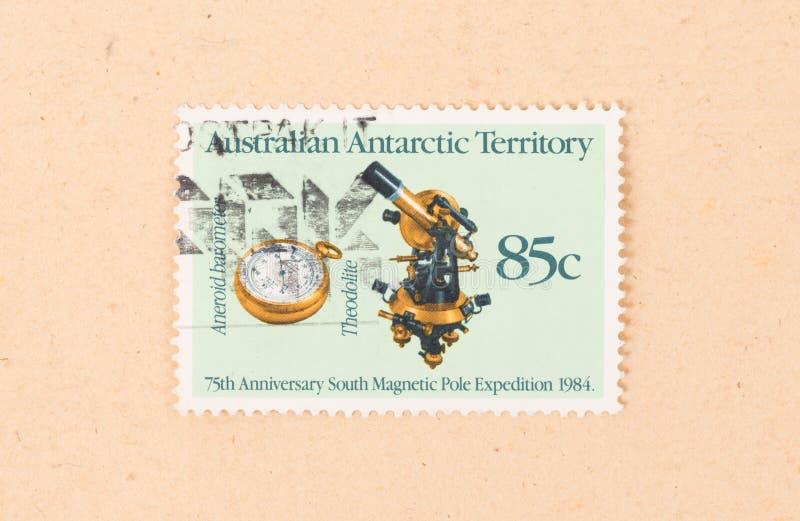 Znaczek drukujący w Australia pokazuje wizerunki theodolite i aneroidu barometr około 1990, fotografia royalty free Znaczek drukujący w Australia pokazuje wizerunki theodolite i aneroidu barometr około 1990, fotografia royalty free