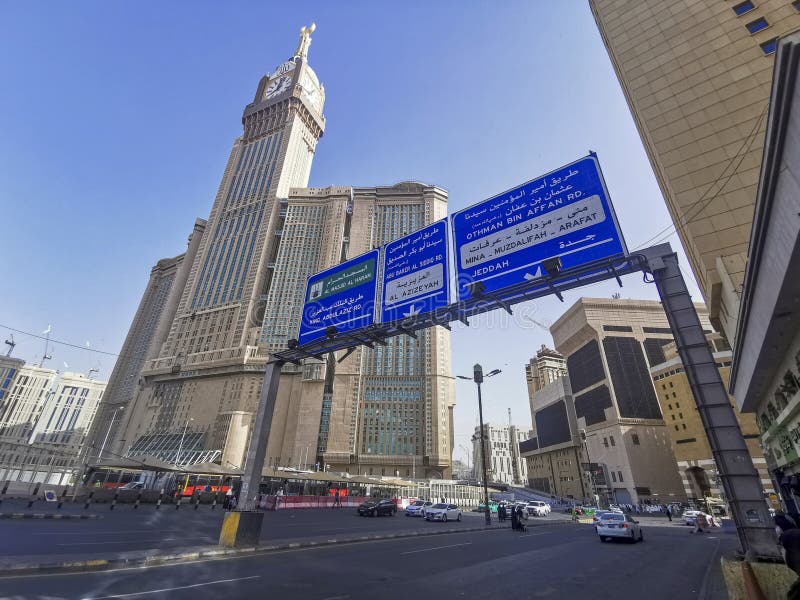 Znak drogowy makkah clock tower lub abraj al bait tower left and major town zdjęcia stock
