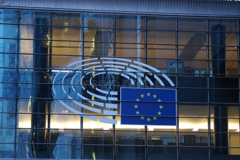 Znak i UE chorągwiany symbol na Europejskiej prowizi budynku powierzchowności fotografia stock Znak i UE chorągwiany symbol na Europejskiej prowizi budynku powierzchowności fotografia stock
