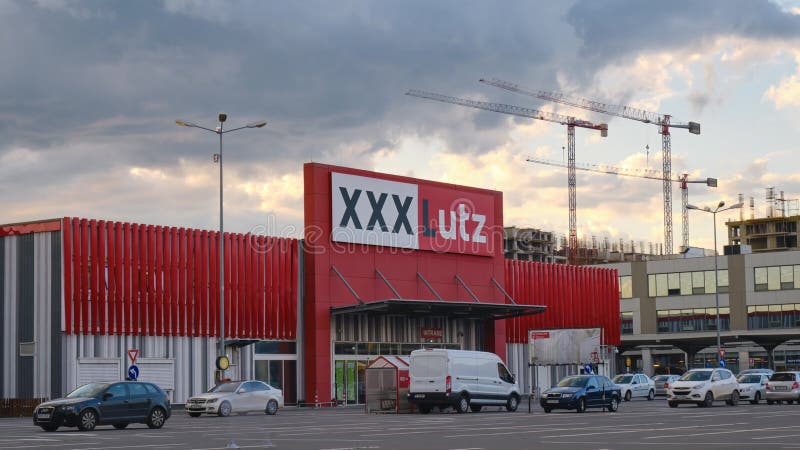 Znak logo xxxlutz i sklep w Bukareszcie z wieczornym nawiasem czasu. xxxlutz to austriacki łańcuch sklepów meblarskich.