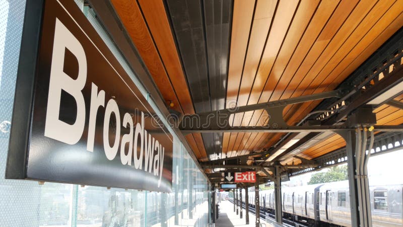 Znak tekstowy stacji metra new york. publiczna metro queens platformy metropolitalnej stanów zjednoczonych. pociąg metropolitalny na peronie stanach zjednoczonych publiczny transport metra. podwyższona zewnętrzna linia kolejowa astoria queens. ruch kolejowy nyc.